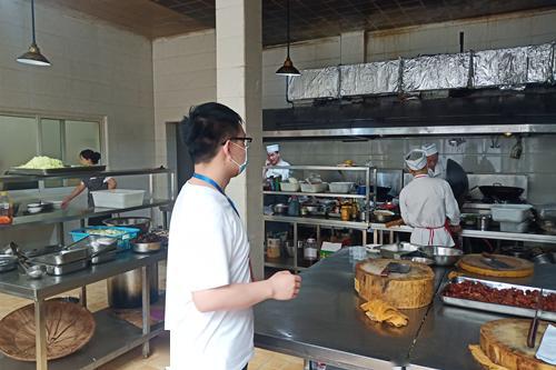 市市場監(jiān)管局全力保障 兩會(huì) 期間餐飲服務(wù)食品安全