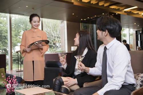 酒店服務(wù)人員服務(wù)客戶(hù)